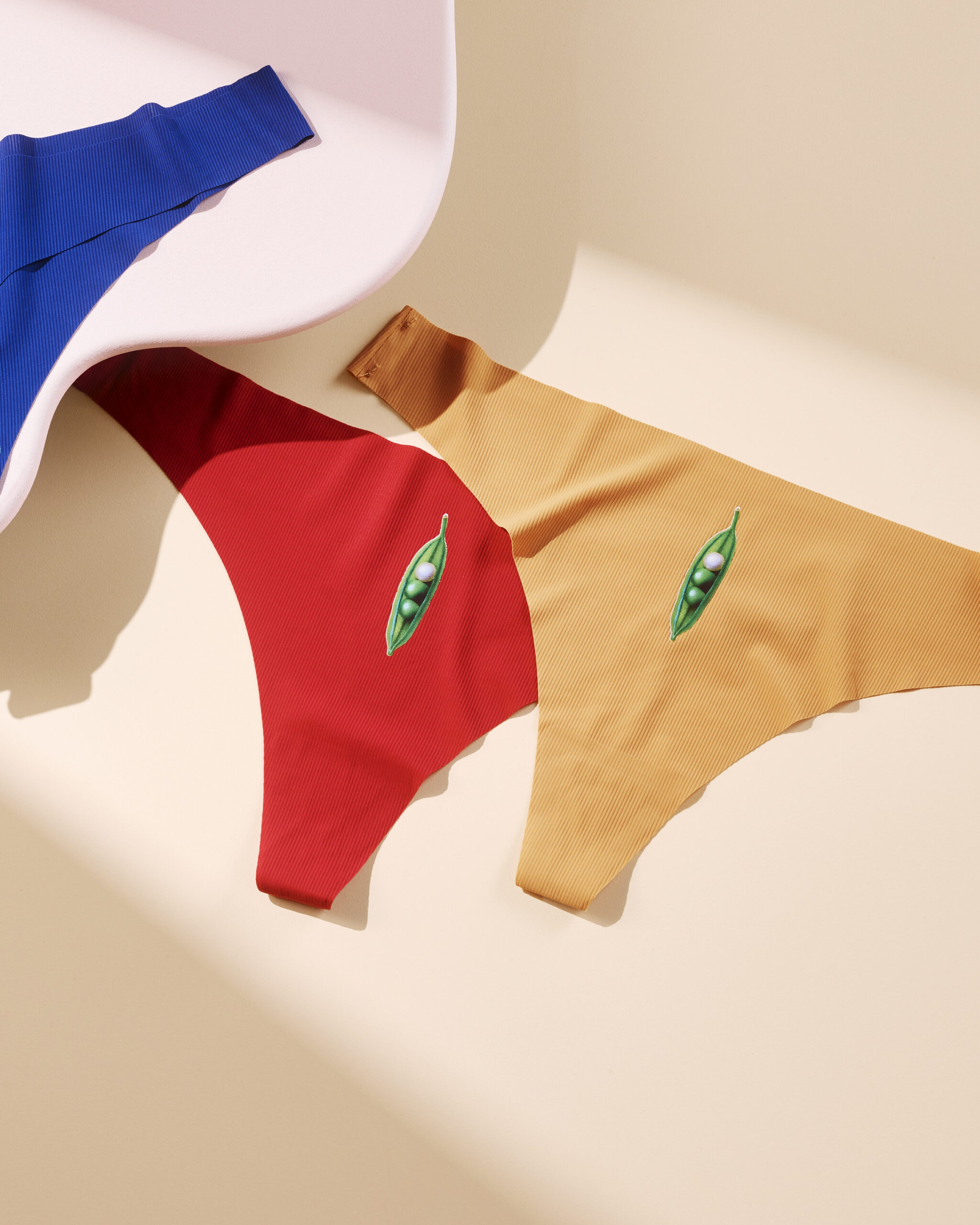 25_05_AMHIW_Merch13305_THONG DREAMY_Group_conorvella_3000px 1