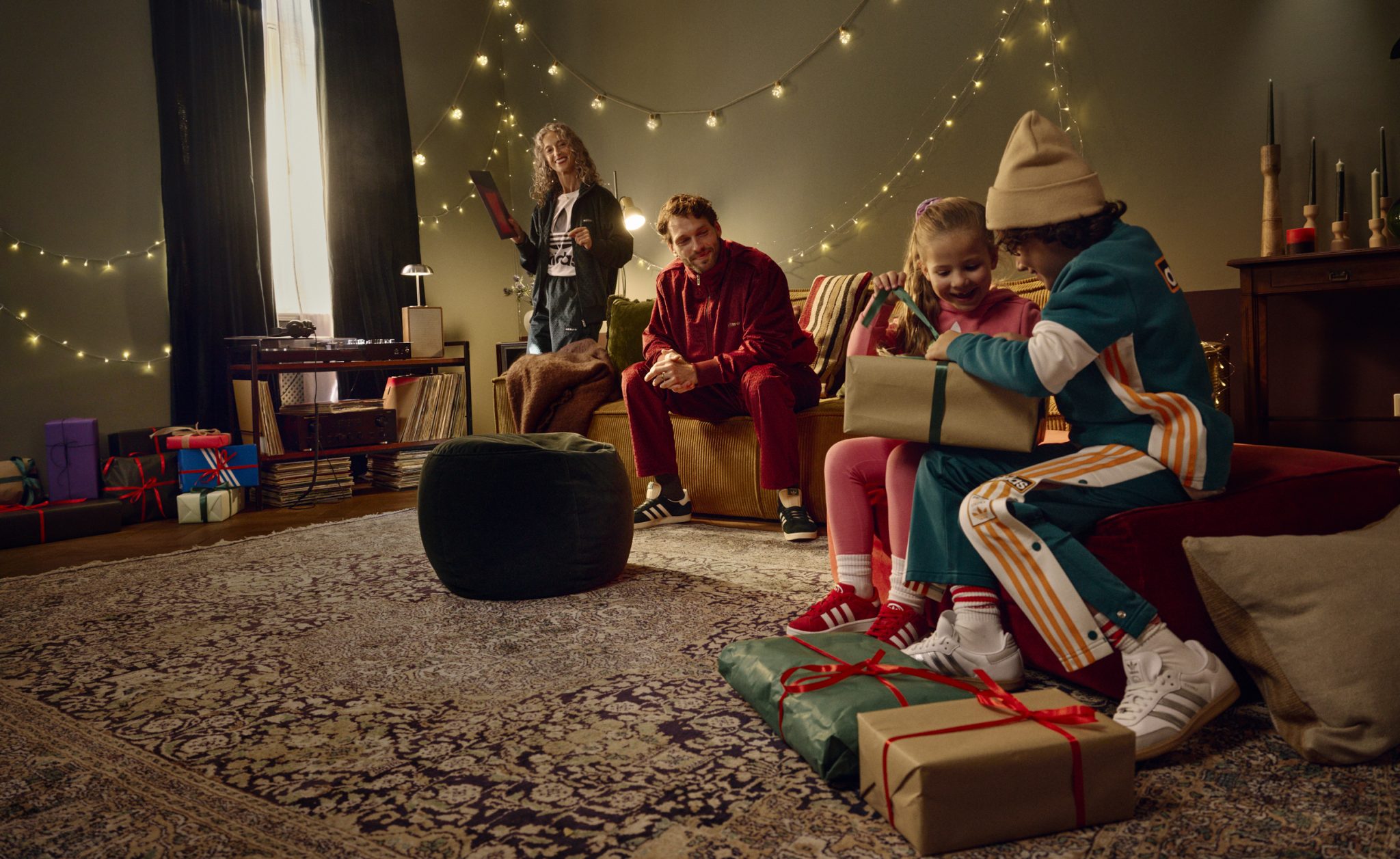 HOLIDAY_FW24_GLOBAL_ORI_FULLB_MIXED_1977-B_v2-FINAL-RGB-2048×1257