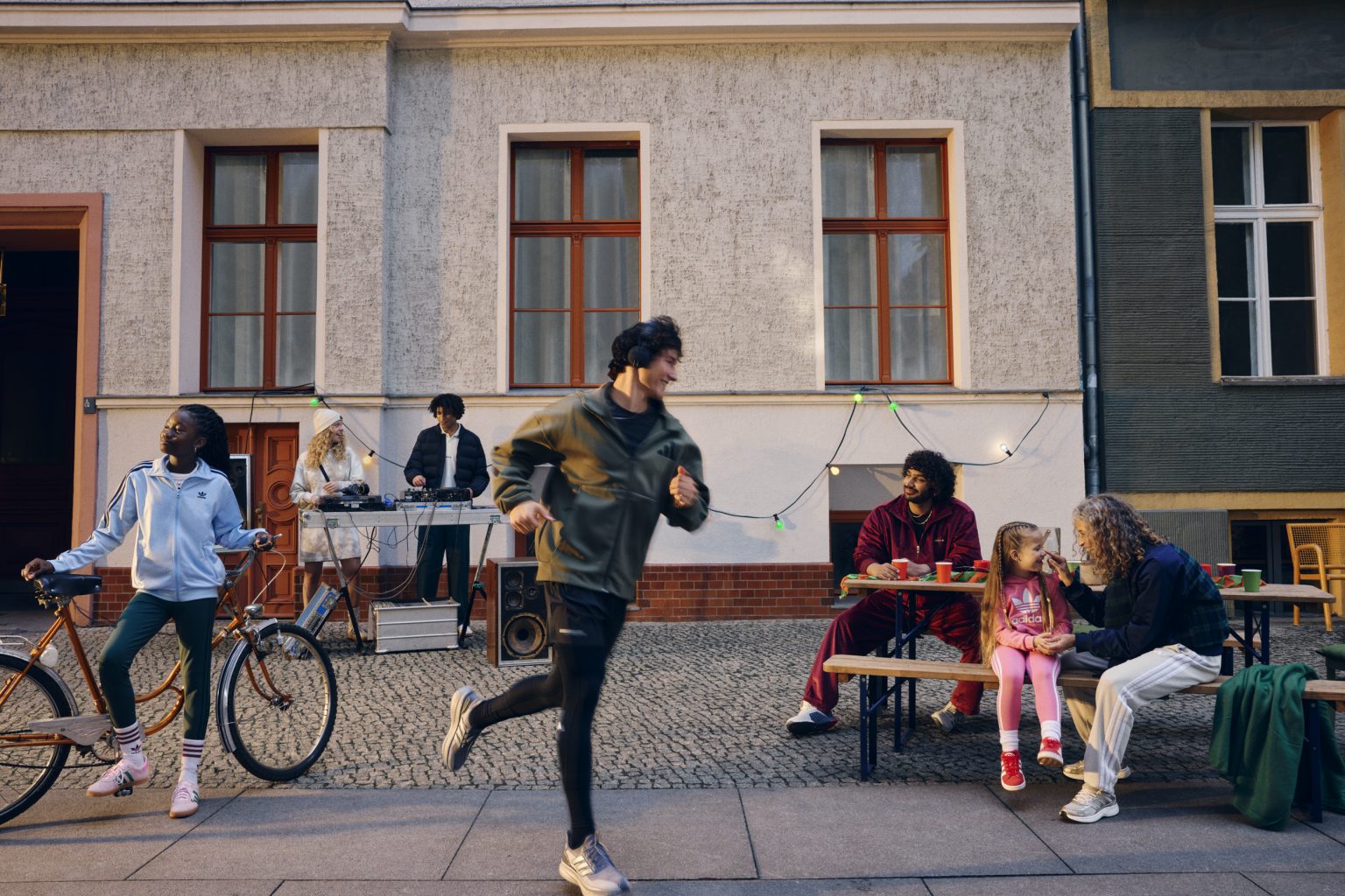 HOLIDAY_FW24_SS25_GLOBAL_XCAT_FULLB_MIXED_0075-FINAL-RGB-1536×1024