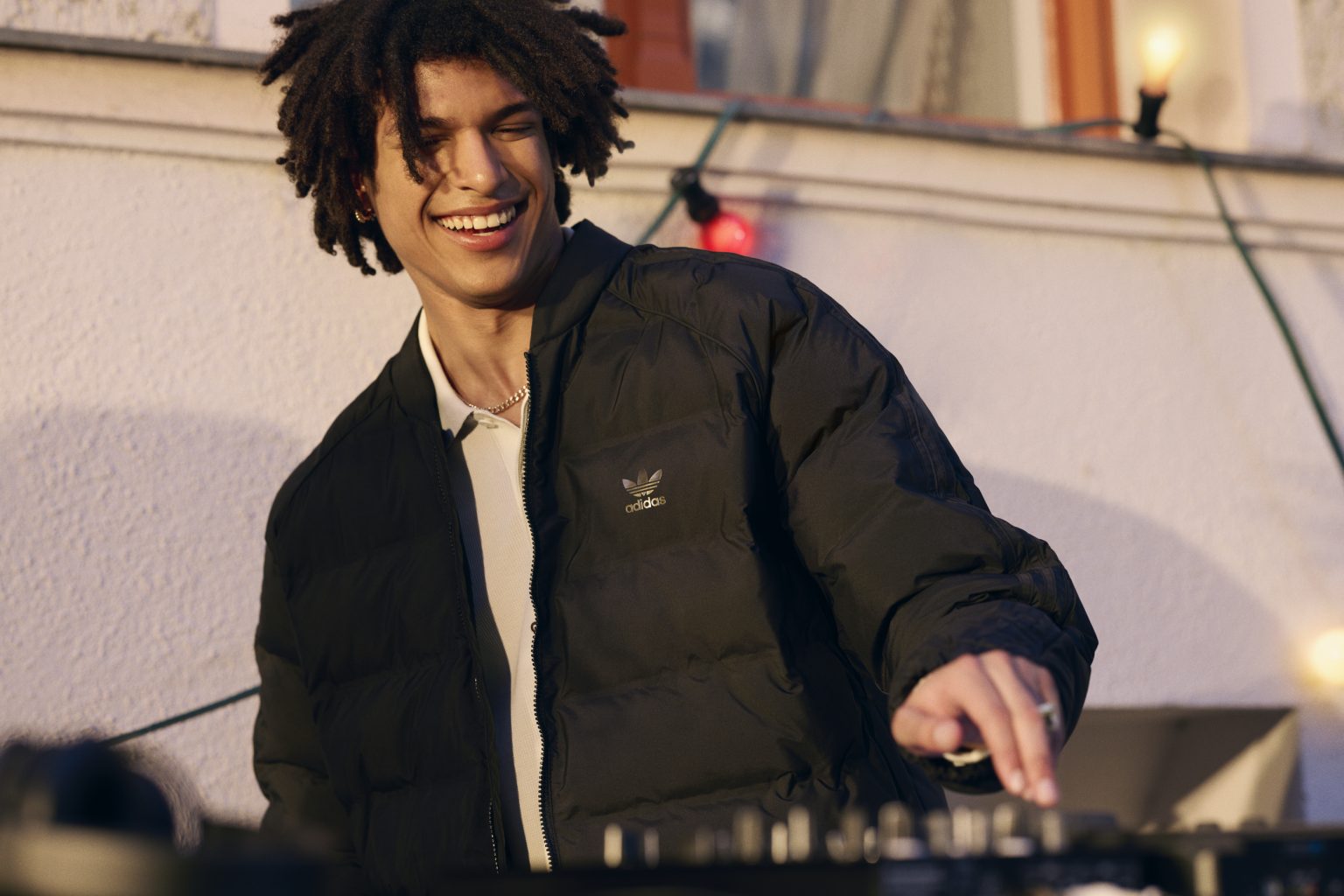 HOLIDAY_FW24_SS25_GLOBAL_XCAT_TRIP_MIXED_0038-FINAL-RGB-1536×1024