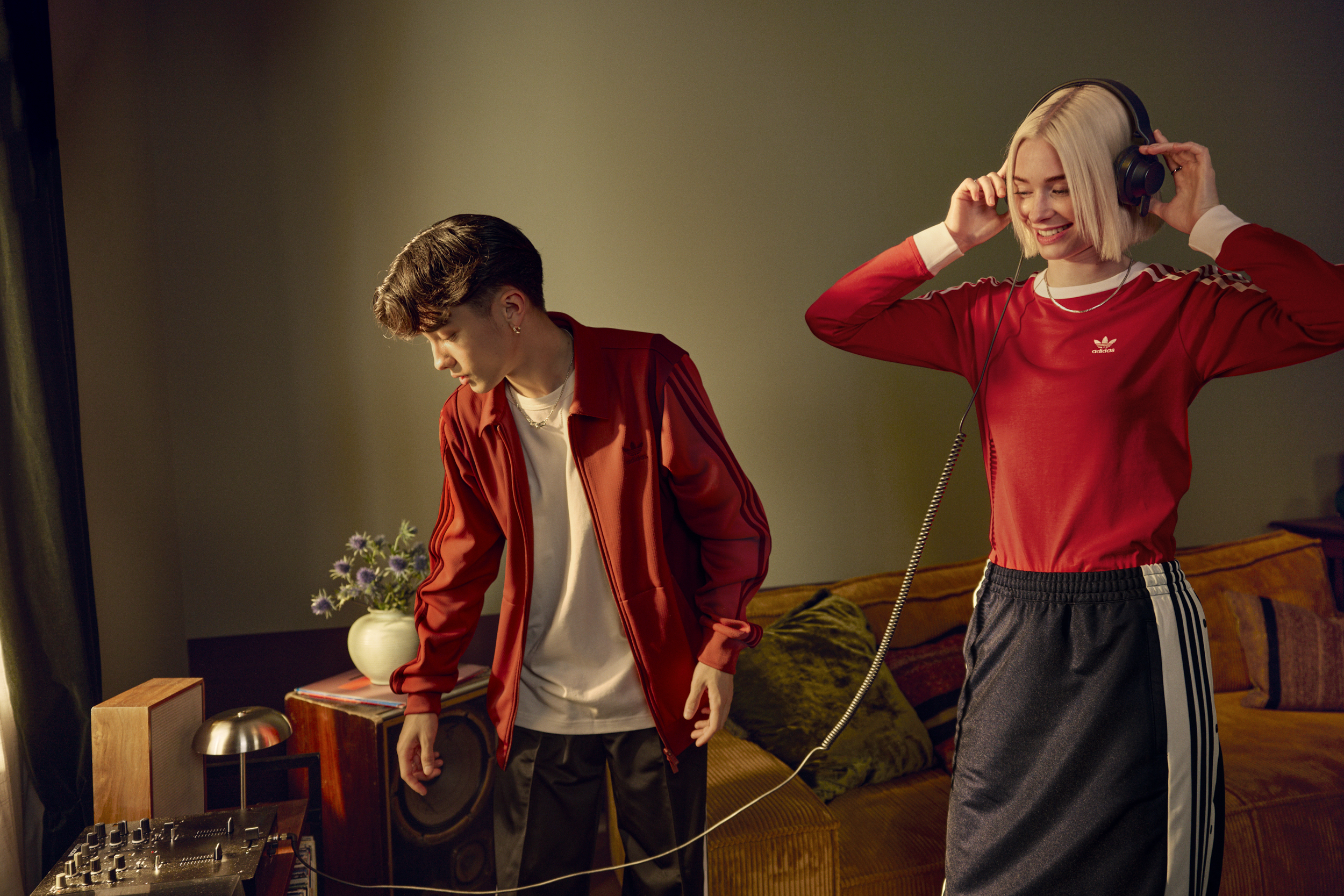 HOLIDAY_SS25_GLOBAL_ORI_FULLB_ADULTS_0281-FINAL-RGB-1